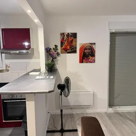Apartment F2 *